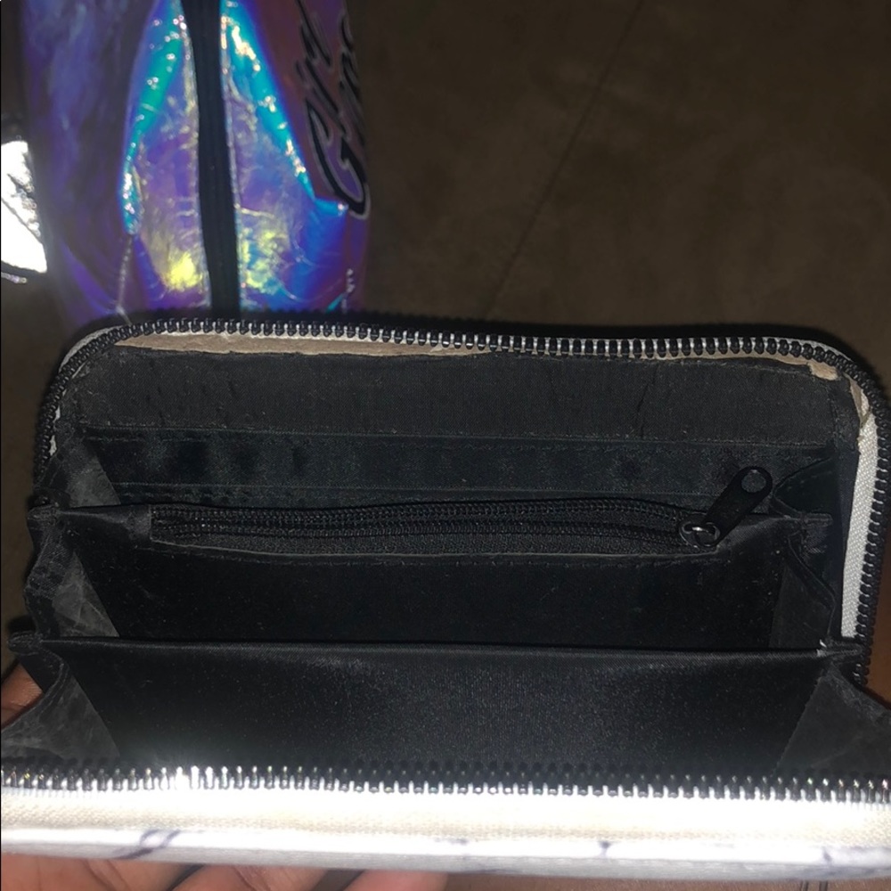 A wallet - Picture 3 of 3